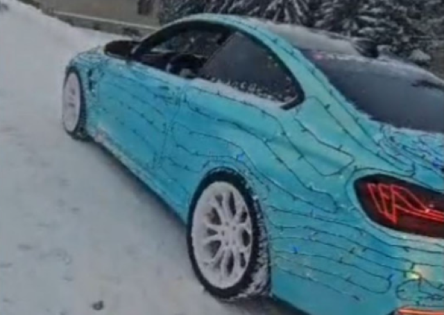 Amendat pentru că şi-a împodobit BMW-ul cu luminițe 3 Amendat pentru că şi-a împodobit BMW-ul cu luminițe | MyTex.ro