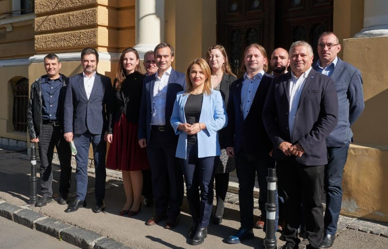 Publicitate electorală USR - „Deblocarea” Brașovului a început prin blocarea noului PUG. Se întăresc suspiciunile privind asaltul rechinilor imobiliari. 14 | MyTex.ro
