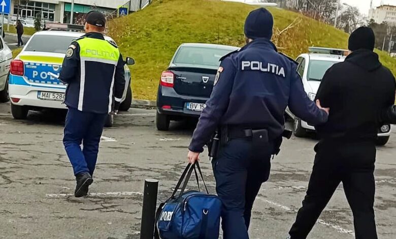 Hoț de portofele, prins de polițiști. Acționa la gară și în stații și în autobuze din Brașov 3 Hoț | MyTex.ro