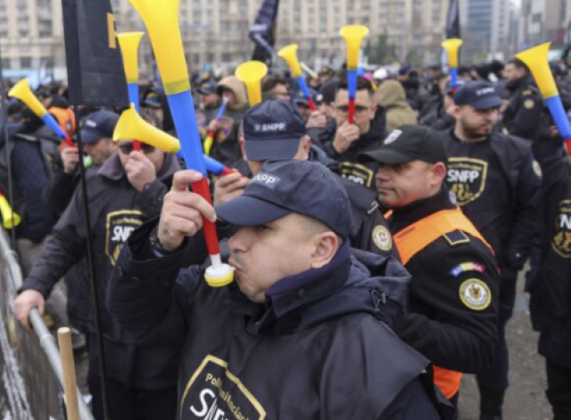 Poliţiştii din toată ţara protestează din cauza ordonanței trenuleț 3 Poliţiştii din toată ţara protestează din cauza ordonanței trenuleț | MyTex.ro