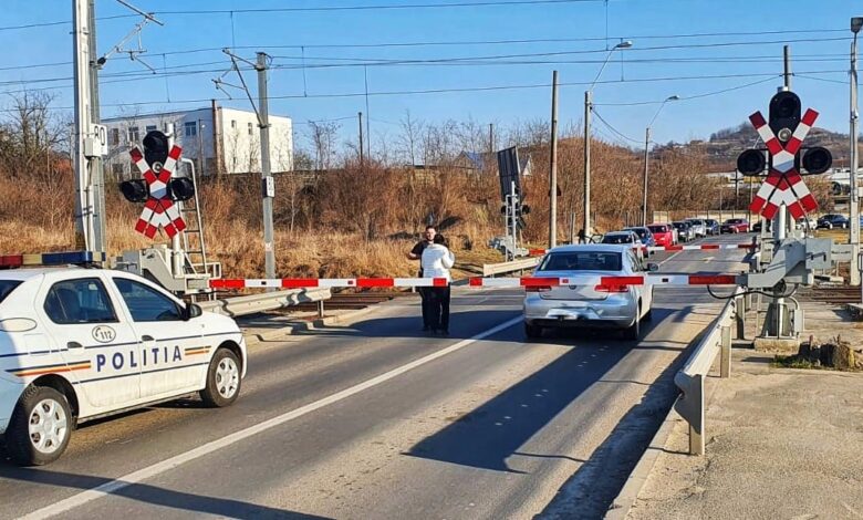 Zece șoferi au rămas fără permis, în Brașov, pentru trecerea căii ferate pe culoarea roșie a semaforului / Amenzi de 23.000 de lei în câteva ore 3 zece | MyTex.ro