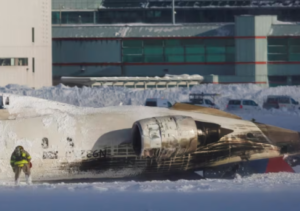 Un avion Delta Airlines s-a răsturnat pe aeroport | MyTex.ro