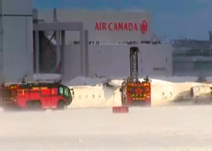 Un avion Delta Airlines s-a răsturnat pe aeroport | MyTex.ro