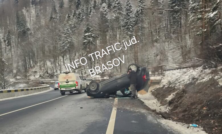 Autoturism răsturnat pe DN 1, la urcare spre Predeal, în județul Brașov 3 Autoturism | MyTex.ro