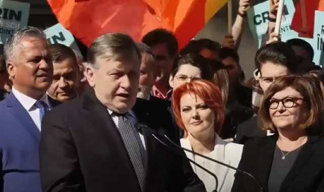 Crin Antonescu și-a depus candidatura la BEC 3 Crin Antonescu și-a depus candidatura la BEC | MyTex.ro