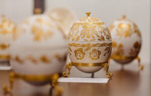 Ouă de struț încondeiate, incizate sau transformate în casete de bijuterii / Expuse temporar la Brașov 8 Ouă de struț încondeiate | MyTex.ro