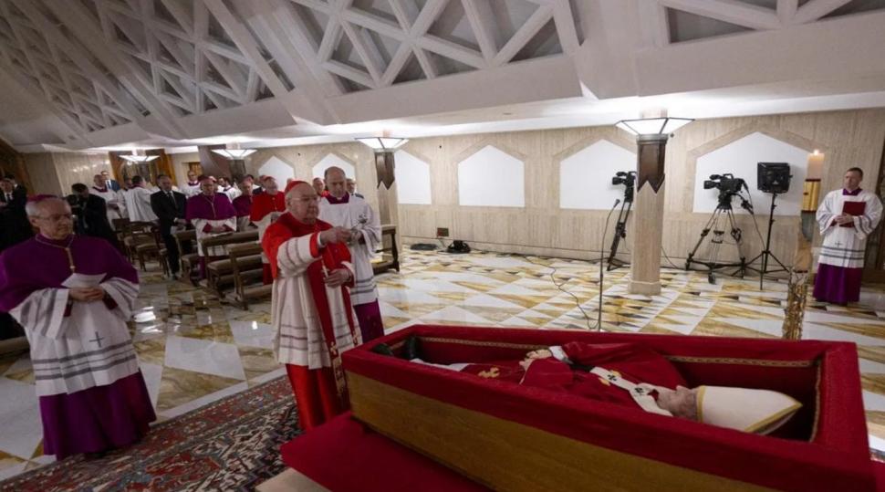 Papa Francisc va fi înmormântat sâmbătă. Vaticanul a publicat primele imagini cu sicriul în care a fost depus Papa Francisc 9 Papa Francisc | MyTex.ro