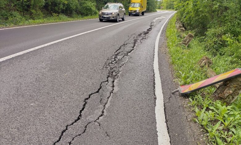 Restricții pe DN 11 după ce precipitațiile abundente au distrus carosabilul! 3 Restricții | MyTex.ro