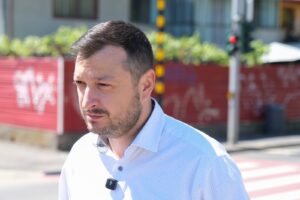 semafor care comută pe roșu când detectează | MyTex.ro