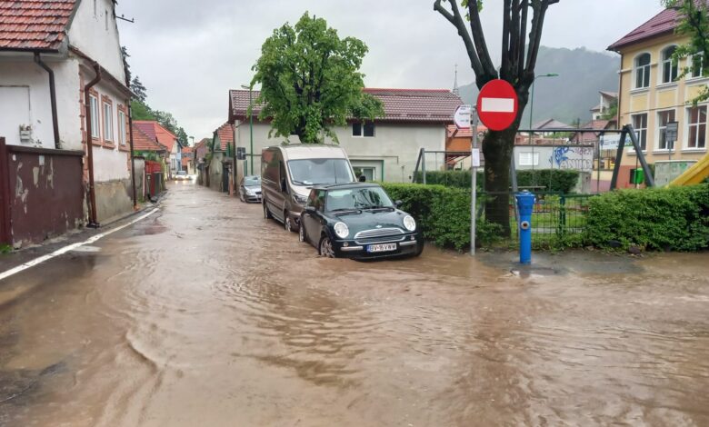 Update. Inundațiile din Șchei afectează și circulația autobuzelor! Probleme și în Stupini, Triaj și alte cartiere din Brașov / Sistem de canalizare suprasolicitat! 11 Inundațiile | MyTex.ro