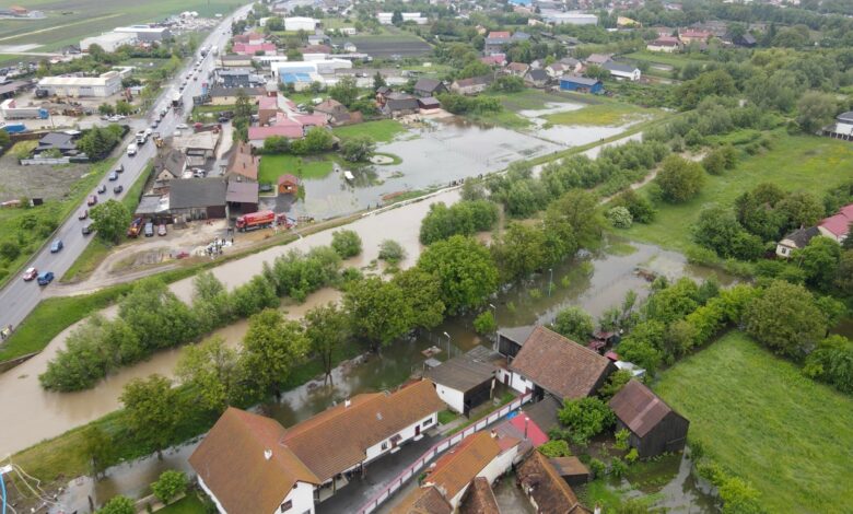 Pompierii brașoveni intervin în continuare în cartierul Stupini și în Bod și Hoghiz, în urma inundațiilor 3 Pompierii | MyTex.ro