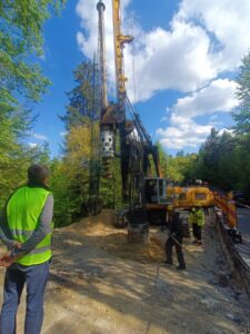 Au început forajele pentru consolidarea drumului spre Poiana Brașov | MyTex.ro