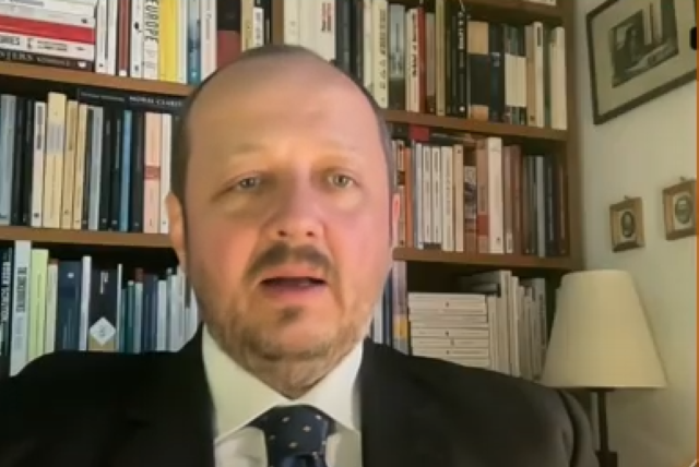 Adrian Papahagi: De la alegeri, Simion aleargă ca o găină decapitată prin toată Europa 3 Adrian Papahagi: De la alegeri | MyTex.ro