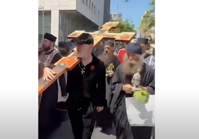 Video. Gigi Becali a dat cu agheasmă și tămâie după marșul LGBT 3 Gigi Becali | MyTex.ro