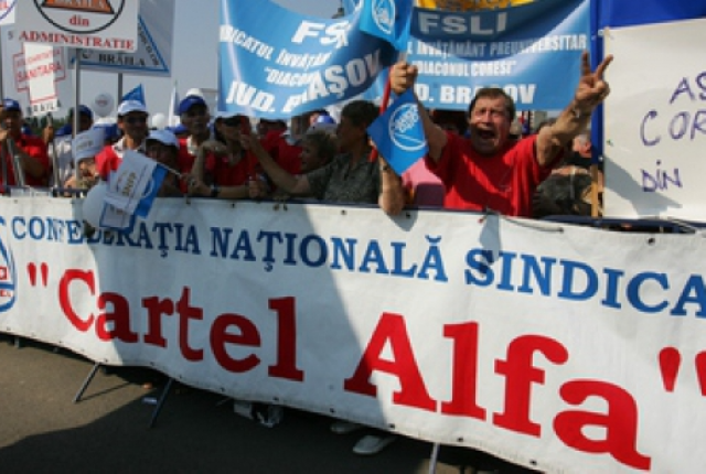 Sindicaliștii de la Cartel Alfa protestează la Cotroceni 3 Sindicaliștii de la Cartel Alfa protestează la Cotroceni | MyTex.ro