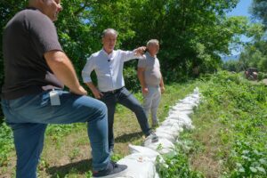 Au început lucrările de curățare a pârâului Ghimbășel în zona Stupini | MyTex.ro