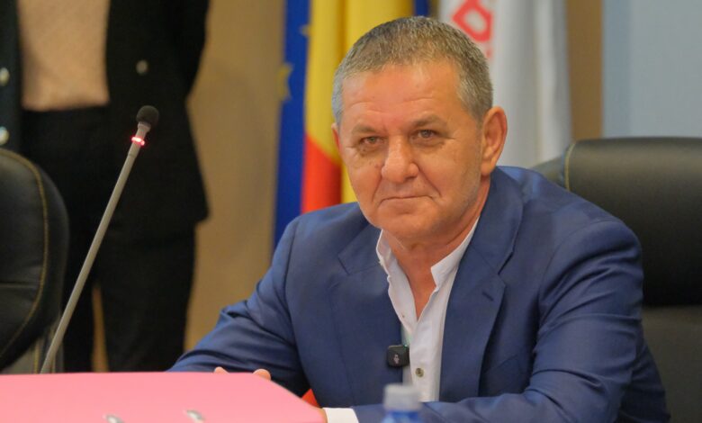 Lăcătuș | MyTex.ro