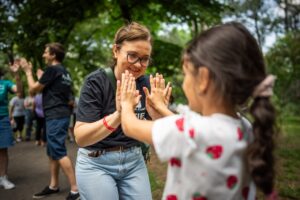 Ajungem MARI Brașov caută 25 de voluntari care să devină prietenii copiilor instituționalizați | MyTex.ro