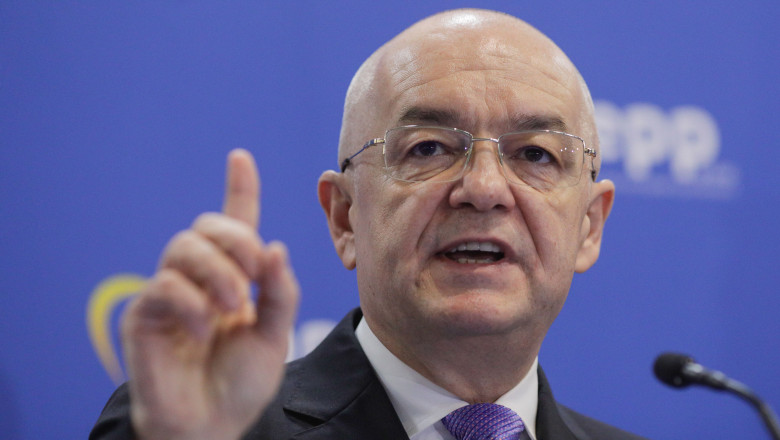 În plină criză economică, Emil Boc cere pentru subalternii săi spor de... constipație 3 Emil Boc