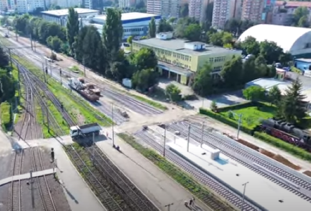 Video Cum se lucrează pe șantierul din gara Brașov, la linii și peroane 3 gara Brașov | MyTex.ro