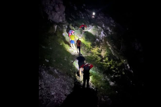 7 turiști au fost recuperați în toiul nopții din Piatra Craiului 9 turiști piatra craiului