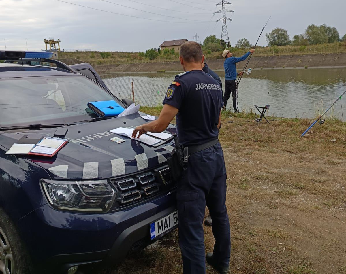Amenzi de 3.000 de lei pentru cei care pescuiesc în râul Olt din Brașov