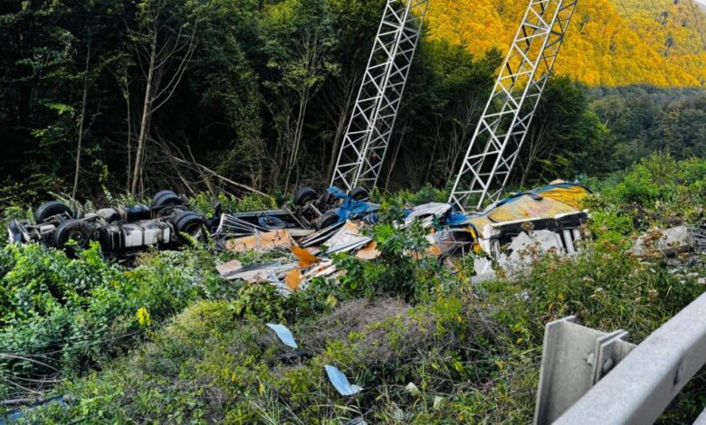 Intervenție pe DN 1, pentru a repune pe roți un TIR răsturnat în afara șoselei 3 Intervenție | MyTex.ro