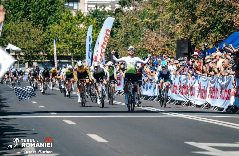 Turul României s-a terminat cu o adevărată sărbătoare ciclistă în centrul Capitalei 12 | MyTex.ro