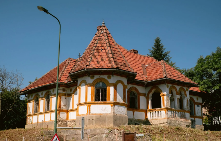 Ce mai e cu Hotelul ex-Ramada din Brașov / La fel și o vilă considerată bijuterie arhitecturală 9 Ce mai e cu Hotelul ex-Ramada | MyTex.ro
