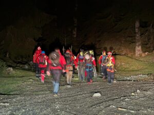 Șocant... Minorul găsit de meteorologul de la Stația Omu fusese lăsat de părinți să continue singur traseul pe munte, deși au fost 5 accidente mortale în ultimele 2 săptămâni / Salvamont: Băiatul este rănit la coloană și nu se poate mișca (video) 14 Minorul | MyTex.ro