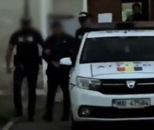 Update. Bărbat din județul Brașov, reținut de polițiști în urma unui conflict cu o vecină și cu fiul ei (video) 1 Bărbat | MyTex.ro