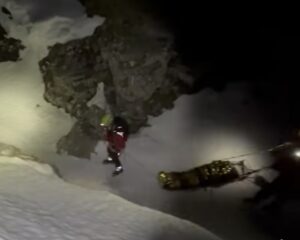 Șocant... Minorul găsit de meteorologul de la Stația Omu fusese lăsat de părinți să continue singur traseul pe munte, deși au fost 5 accidente mortale în ultimele 2 săptămâni / Salvamont: Băiatul este rănit la coloană și nu se poate mișca (video) 13 Minorul | MyTex.ro