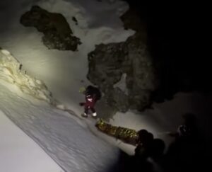 Șocant... Minorul găsit de meteorologul de la Stația Omu fusese lăsat de părinți să continue singur traseul pe munte, deși au fost 5 accidente mortale în ultimele 2 săptămâni / Salvamont: Băiatul este rănit la coloană și nu se poate mișca (video) 12 Minorul | MyTex.ro