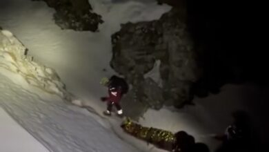 Șocant... Minorul găsit de meteorologul de la Stația Omu fusese lăsat de părinți să continue singur traseul pe munte, deși au fost 5 accidente mortale în ultimele 2 săptămâni / Salvamont: Băiatul este rănit la coloană și nu se poate mișca (video) 5 | MyTex.ro