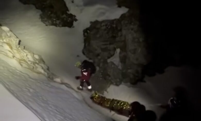 Șocant... Minorul găsit de meteorologul de la Stația Omu fusese lăsat de părinți să continue singur traseul pe munte, deși au fost 5 accidente mortale în ultimele 2 săptămâni / Salvamont: Băiatul este rănit la coloană și nu se poate mișca (video) 11 Minorul | MyTex.ro