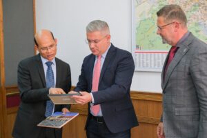 Noul ambasador al Indiei | MyTex.ro