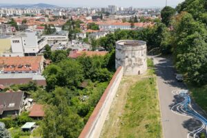 Încep lucrările de restaurare a Bastionului Postăvarilor | MyTex.ro