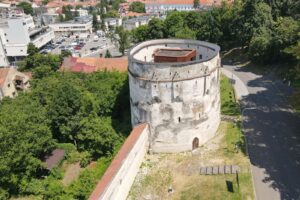 Încep lucrările de restaurare a Bastionului Postăvarilor | MyTex.ro