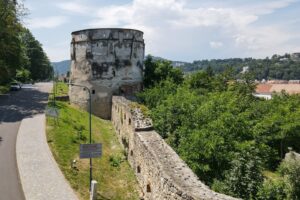 Încep lucrările de restaurare a Bastionului Postăvarilor | MyTex.ro