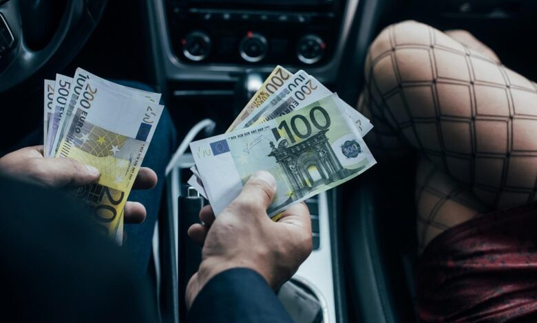 Brașov. Soț și soție, trimiși în judecată pentru proxenetism prin metoda Loverboy / O parte din bani, investiți în imobiliare 1 soț și soție | MyTex.ro
