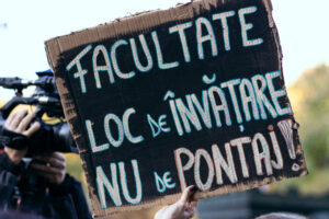 Studenții de la UNITBV protestează din nou în stradă (video) 21 Studenții de la UNITBV | MyTex.ro