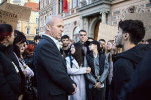 Studenții de la UNITBV protestează din nou în stradă (video) 24 Studenții de la UNITBV | MyTex.ro