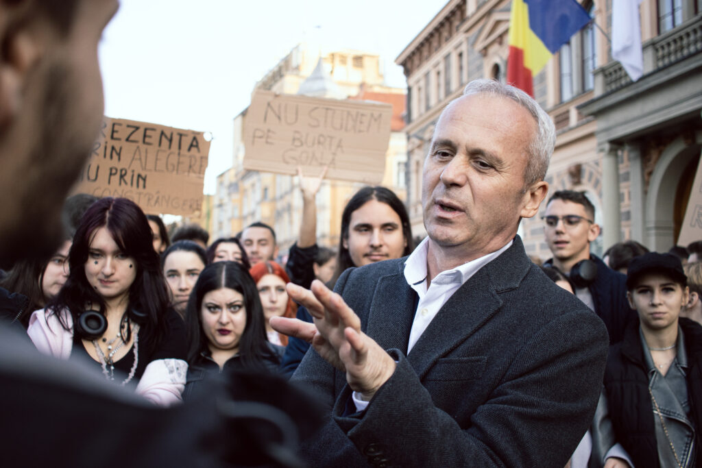 Studenții de la UNITBV protestează din nou în stradă (video) 27 Studenții de la UNITBV | MyTex.ro