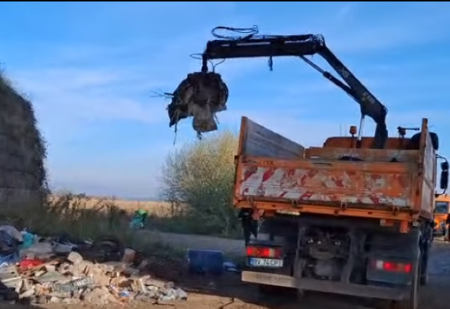 Groapă de gunoi pe Ocolitoarea Brașovului (video) 3 Groapă de gunoi pe Ocolitoarea Brașovului | MyTex.ro
