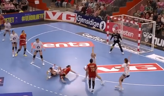 Sorina Grozav (Corona Braşov) - golghetera României cu Norvegia / Fanii handbalului, supăraţi că meciul nu s-a transmis la TV la noi în ţară 3 Sorina Grozav | MyTex.ro