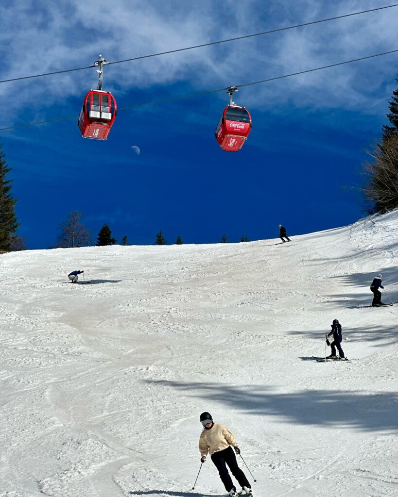 Tarifele pentru transportul pe cablu din Poiana Brașov cresc în sezonul 2025-2026. Cât costă o urcare şi o coborâre 3 Tarifele pentru transportul pe cablu din Poiana Brașov | MyTex.ro