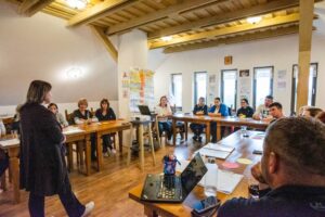 Trei şcoli din județ primesc 45.000 de euro pentru a reduce abandonul şcolar | MyTex.ro