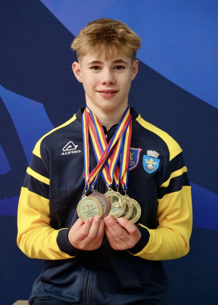 Premieră pentru Corona Braşov. Gimnastul Leo Jason Trandaburu, campion naţional la individual compus. 4 medalii de aur şi în finalele pe aparate 7 Premieră pentru Corona Braşov | MyTex.ro