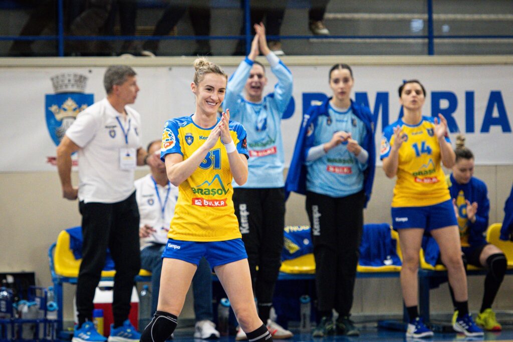 Şoc la Corona Braşov. Bogdan Burcea s-ar fi înţeles cu o altă echipă. 4 jucătoare ar pleca împreună cu tehnicianul 12 Şoc la Corona Braşov | MyTex.ro