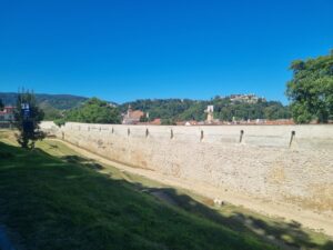 Primăria a reușit să recupereze fondurile PNRR pentru reabilitarea unei porțiuni din zidul de apărare al cetății Brașovului 13 Primăria a reușit să recupereze fondurile PNRR | MyTex.ro